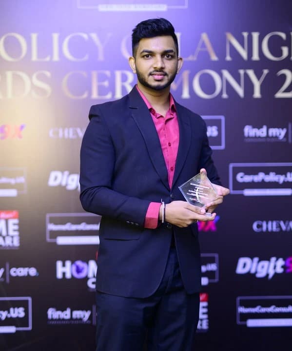 Sathmina Dissanayake, an award-winning SEO Consultant, accepting the 2025 SEO Performance Champion award.