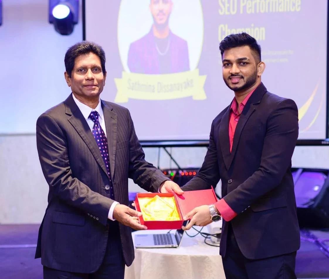 Sathmina Dissanayake receiving the SEO Performance Champion Award at the CarePolicy.US 2025 Gala Night and Awards Ceremony.